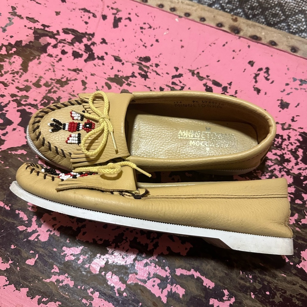 MINNETONKA Tan Leather Moccasins with Beaded Design Sz 9.5 - worn once - Picture 3 of 6